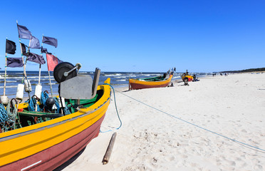 Łodzie rybackie na plaży w Dębkach, na pomorzu gdańskim