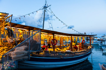 Venta de souvenirs y productos del mar en el puerto comercial, Ciudad de Rodas, Isla de Rodas,...