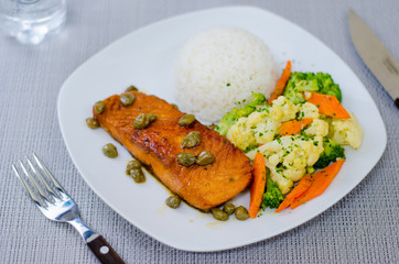 salmão com legumes
