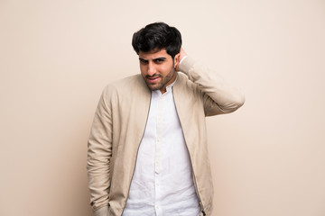 Obraz premium Young man over isolated wall having doubts