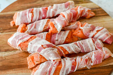 Lachs von Bacon umrollt