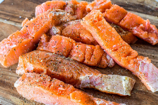 Lachs von Bacon umrollt