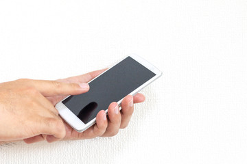 スマートフォンを操作する男の手