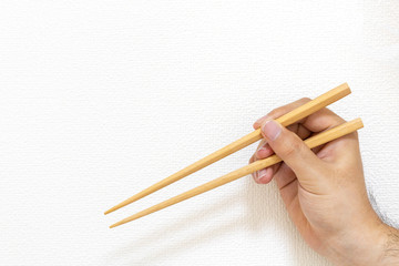木製箸を持つ男の手