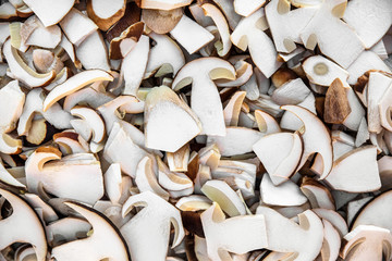 Frische und rohe Steinpilze in Scheiben geschnitten, Delikatesse Boletus Edulis