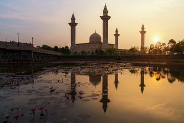 Fototapeta premium Niebo o porannym wschodzie słońca w Masjid Bukit Jelutong w Shah Alam w pobliżu Kuala Lumpur w Malezji. Znany również jako Meczet Tengku Ampuan Rahimah.