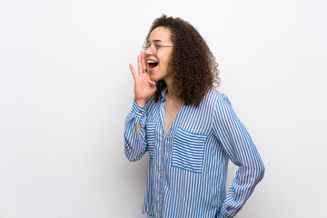 Dominican woman with striped shirt shouting with mouth wide open to the lateral