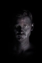 Dunkler Mann Geschminkt