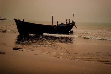 Fototapeta premium stara łódź rybacka o zachodzie słońca