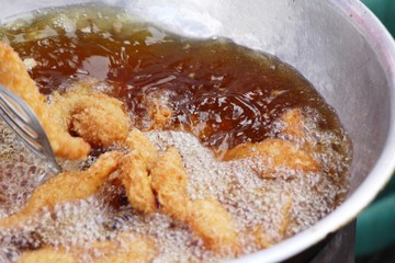 Fried chicken is delicious in the pan