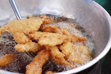 Fried chicken is delicious in the pan