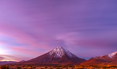Fototapeta premium Zmierzch przy Licancabur wulkanu długim ujawnieniem w Atacama pustyni