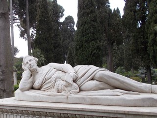 Cmentarz artystów i poetów. Rzeźba leżącego mężczyzny z psem. Roma - obrazy, fototapety, plakaty