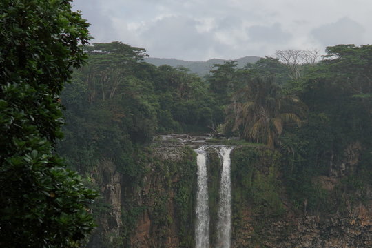 Waterfall, rain forest © PHIKART