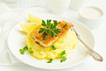 fried fish and mashed potatoes