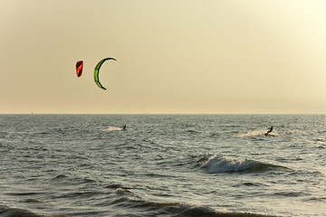 Kitesurfer auf dem Meer