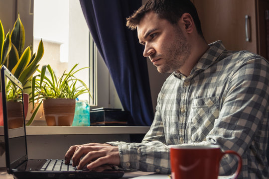 B&uuml;roangestellter arbeitet am Computer