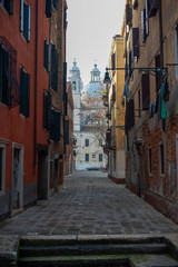 Fototapeta na wymiar narrow street in the beautiful city of Venice in Italy