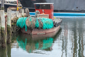 Water tender nestled against wharf with bow pudding on full display © Vinoverde