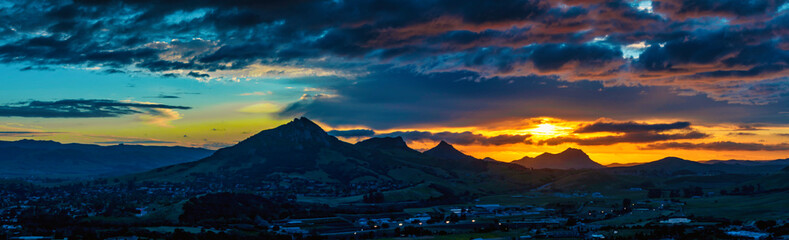 Obraz premium Dark Sunset with Silhouetted Mountains