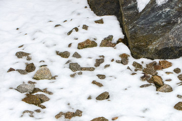 Steine im Schnee