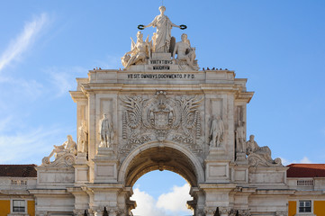 Obraz premium Rua Augusta Arch on the Praça do Comércio (Commerce Square) in Lisbon, Portugal. Triumphal arch commemorating the city's reconstruction after the 1755 earthquake