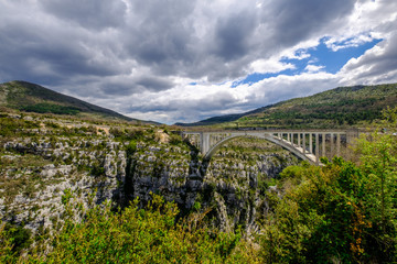 Fototapeta na wymiar Vue panoramique sur le pont de l'Artuby, Gorges du Verdon. Provence, France. 