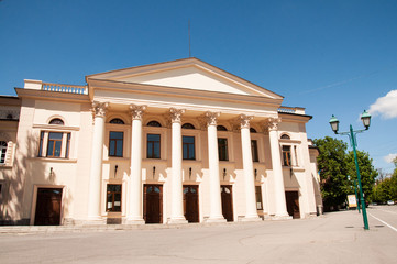 Naklejka premium Large tall white building with large pillars