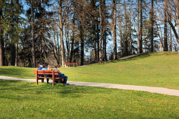 Sonne genie&szlig;en in einem Park auf der Parkbank