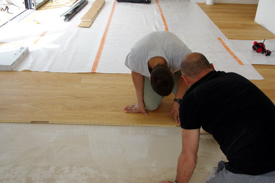 pose d'un parquet coll&eacute;