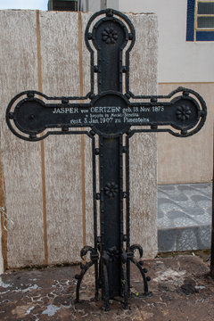 Em frente &agrave; Igreja Matriz de Pimenteiras do Oeste est&aacute; afixada uma cruz de bronze com escritos em alem&atilde;o, datados de 1907. O artefato foi retirado da mata sob a cova de um certo Jasper Von Oertzen.