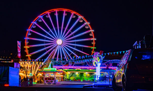 Riesenrad mit Lichtern auf dem Jahrmarkt