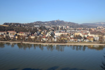 Fototapeta na wymiar View of Linz Urfahr with the Pöstlingberg and the river Danube