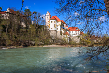Fototapeta premium Basilika St. Mang und das Hohe Schloss in Füssen im Algäu Bayern Deutschland