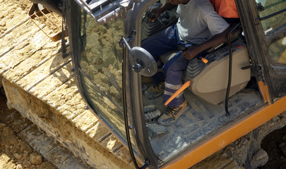 Un ouvrier sur le chantier d'un immeuble en construction