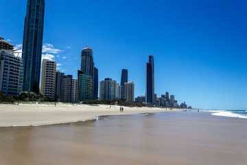 Obraz premium Sunny day in Surfers Paradise beach, Gold Coast, Queensland, Australia.