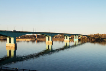 Obraz premium eliable large long bridge across a wide river, spring time