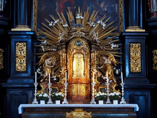 Kirche - Heiligtümer leuchten im Sonnenlicht