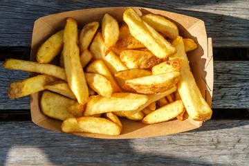 Nahaufnahme Pommes Frites in einer Pappschale