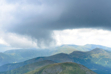 Fototapeta premium Panoramiczny widok na burzowe chmury z Hoverla, Karpaty, Ukraina. Poziomy strzał na zewnątrz