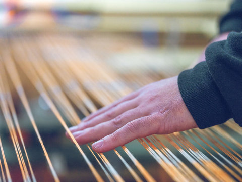 Crop weaver touching thread on loom