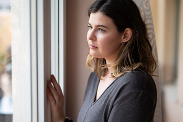 Junge Frau mit traurigem Gesichtsausdruck 