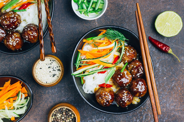 Meatballs with teriyaki souce, rice noodle, vegetables and sesame seeds