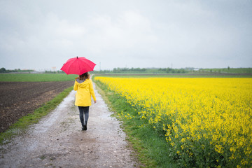 Junge Frau spaziert durch den Regen 