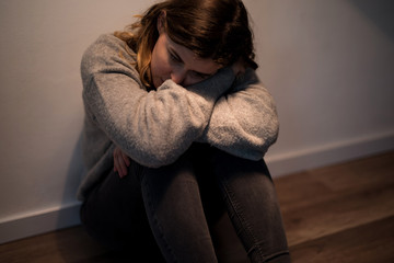 Traurige und niedergeschlagene junge Frau 