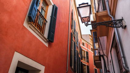 Stra&szlig;en von Palma kleine Gasse vintage alt im mediterranen Look Stra&szlig;enlaterne