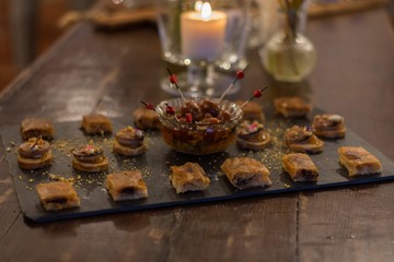 Canapés tradicionales preparados con productos artesanos gallegos de verduras, queso, y marisco.
