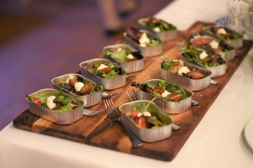 Canapés tradicionales preparados con productos artesanos gallegos de verduras, queso, y marisco.