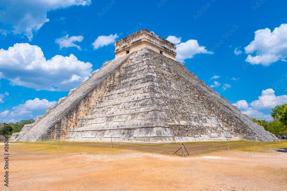 Wall mural The pyramid of Kukulkan at the ancient mayan city of Chichen Itza in Mexico