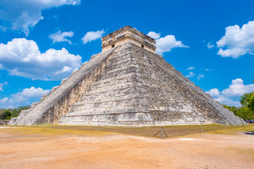 Fototapeta na wymiar The pyramid of Kukulkan at the ancient mayan city of Chichen Itza in Mexico